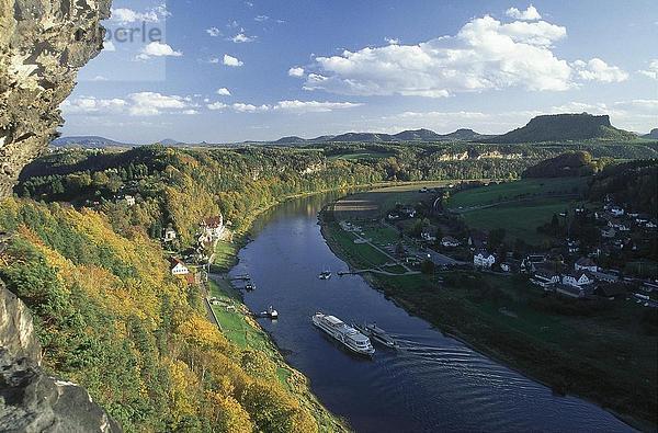 Erhöhte Ansicht von Steamboat in Fluss  Elbe  Sachsen  Deutschland