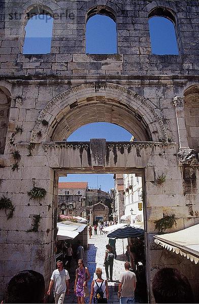 Eingang der Stadt  Palast Kaiser Diokletians  Split  Kroatien