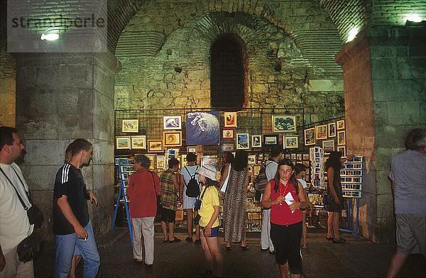Touristen an Marktstand  Split  Mitteldalmatien  Kroatien