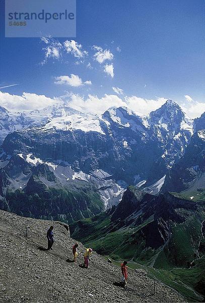 Menschen mit Gebirge im Hintergrund  Jungfraumassiv  Muerren  Schweiz