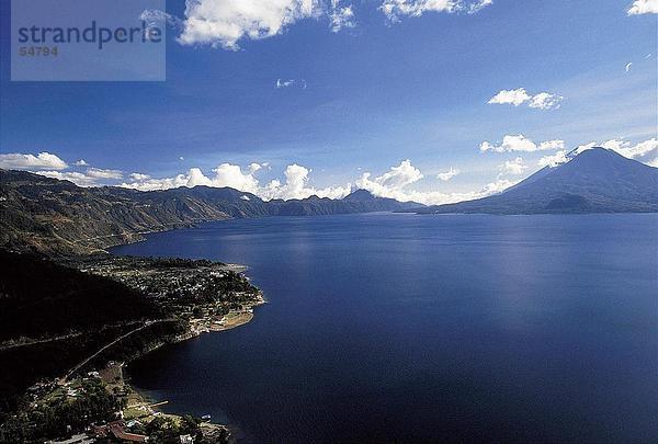 See  umgeben von Bergen  Lake Atitlan  Guatemala