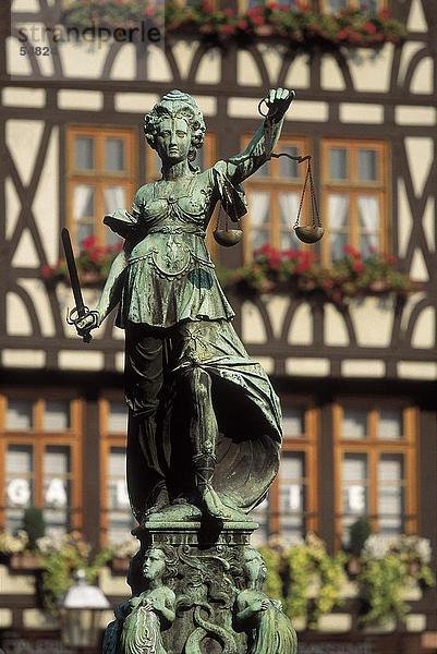 Statue von Gerechtigkeit Romer Brunnen  Frankfurt  Frankfurt am Main  Hessen  Deutschland