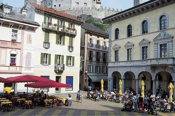 Touristen im outdoor Cafe  Bellinzona  Tessin  Schweiz
