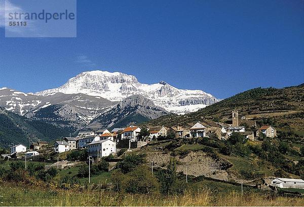 Dorf mit Bergen im Hintergrund  Jasa  Pyrenäen  Huesca  Aragon  Spanien