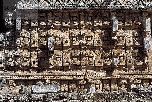 Detail der Masken der Regengott Chac im Tempel  Codz Poop  Kabah  Yucatan  Mexiko