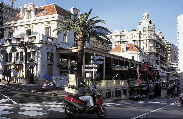 Person Fahrt Motor Roller auf Weg  Monte Carlo  Monaco