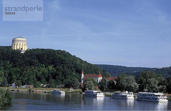 Vergnügen Dampfer im Fluss  Donau  Befreiungshalle  Altmuhl Valley  Kelheim  Bayern  Deutschland