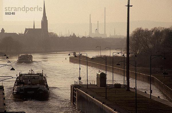 Silhouette des Schiffes in Schleuse  Main River  Frankfurt am Main  Hessen  Deutschland