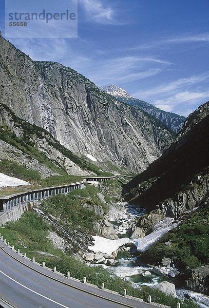 Highway durch Berge  Schweiz