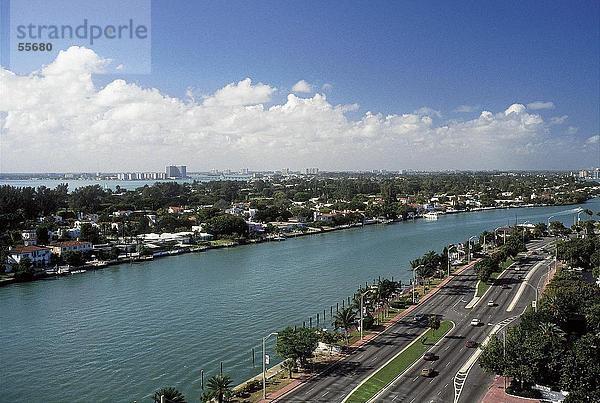 Straße entlang der Wasserstraße  Atlantic Intracoastal Waterway  Miami Beach  Florida  USA