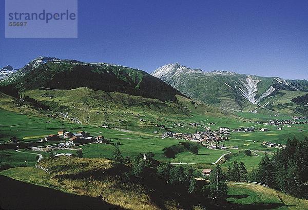hoch oben Tal Dorf Ansicht Flachwinkelansicht Kanton Graubünden Winkel Schweiz