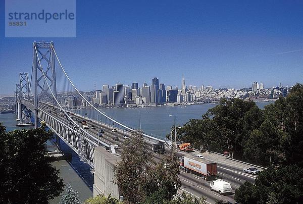 Datenverkehr auf Brücke mit City Skyline im Hintergrund  Oakland Bridge  San Francisco  Kalifornien  USA
