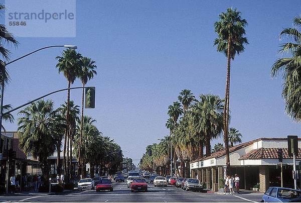 Verkehr auf der Straße in der City  Palm Springs  Kalifornien  USA
