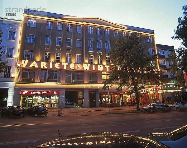 Fassade des Theaters beleuchtet nachts  Berlin  Deutschland  Europa