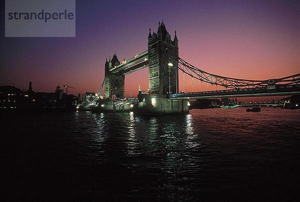 London Bridge beleuchtet nachts  London  Frankreich  Europa