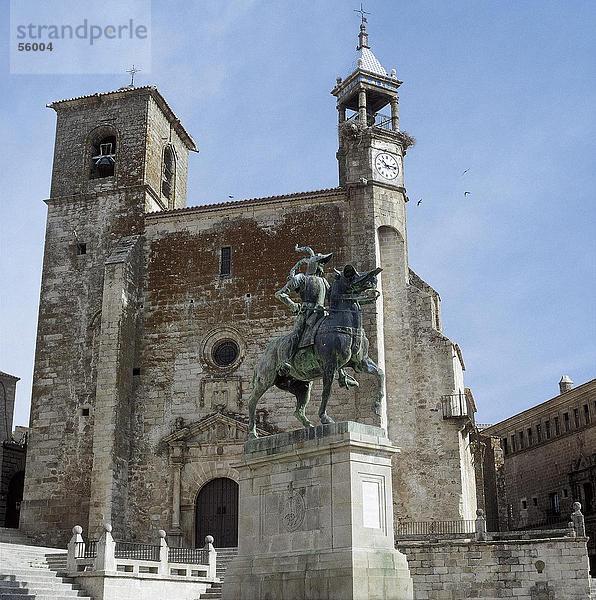 Untersicht Statue vor der Kirche  Trujillo  Caceres  Spanien  Europa