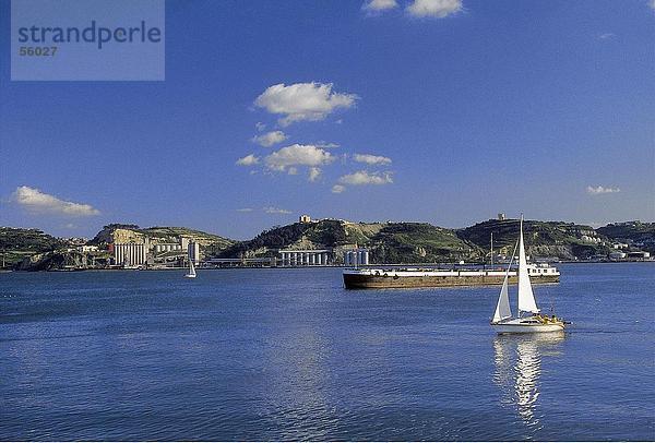 Segelboot in Tajo Fluss  Lissabon  Portugal  Europa