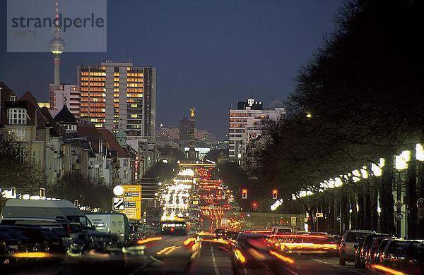 Verkehr auf der Straße bei Nacht  Berlin  Deutschland
