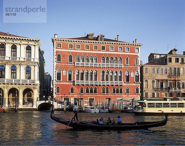 Touristen Reisen in Gondel  Canal Grande  Venedig  Italien