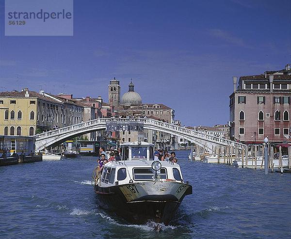 Touristen auf Boot in Canal  Canal Grande  Venedig  Italien