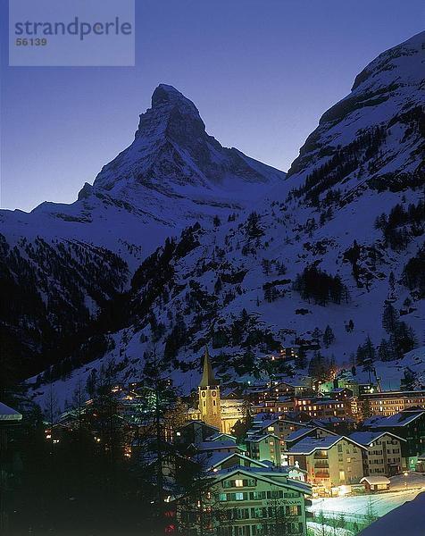 hoch oben beleuchtet Nacht Gebäude Tal Matterhorn Schweiz Zermatt