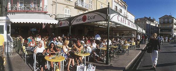 Touristen im outdoor Cafe  St. Tropez  Frankreich