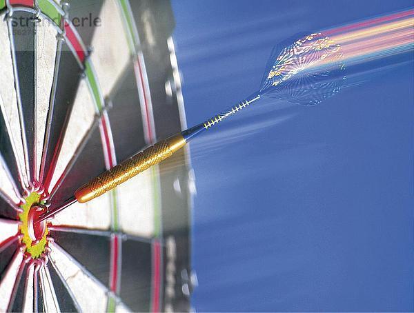 Nahaufnahme des Dart auf bull's Eye von Dartscheibe