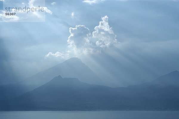 Sonnenstrahlen emittierende auf Bergkette  Gardasee  Malcesine  Veneto  Italien