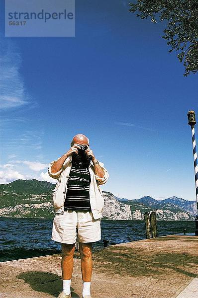 Männlich Tourist Taking Photographie mit Kamera  Veneto  Italien