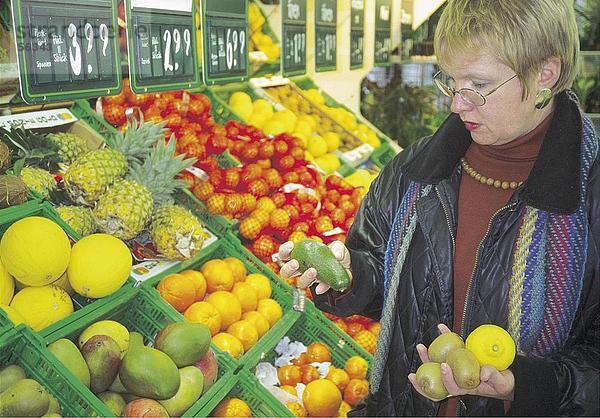 Nahaufnahme einer Frau Früchte in einem Supermarkt zu kaufen