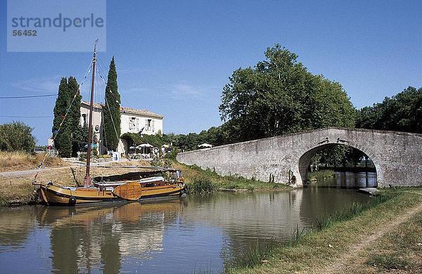 Boot im Kanal nahe der Brücke  Canal du Midi  Frankreich