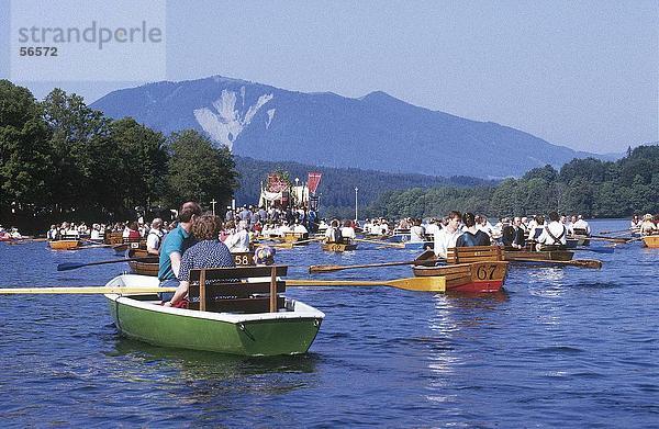 Touristen auf Booten in See  Staffelsee See  Seehausen  Bayern  Deutschland