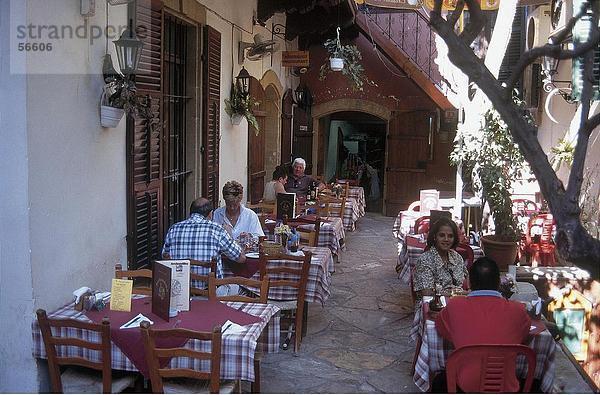 Touristen im outdoor Cafe  Nicosia  Zypern