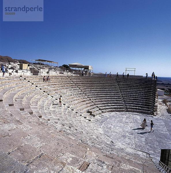 Touristen am alten Ruinen des Amphitheaters  Kourion  Zypern