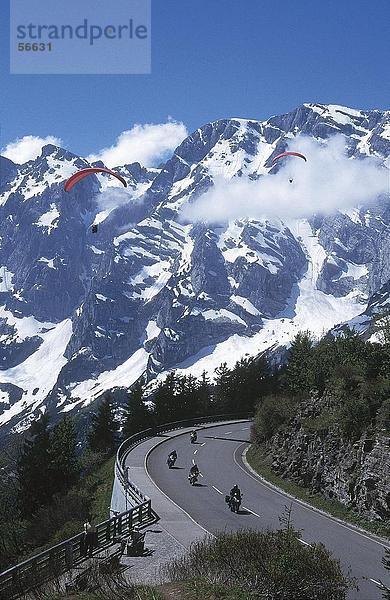 Erhöhte Ansicht der Motorradfahrer auf Highway  Rossfeld  Elsass  Frankreich  Europa