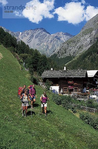 Wanderer Wandern am Berg  Vinschgau  Südtirol  Italien