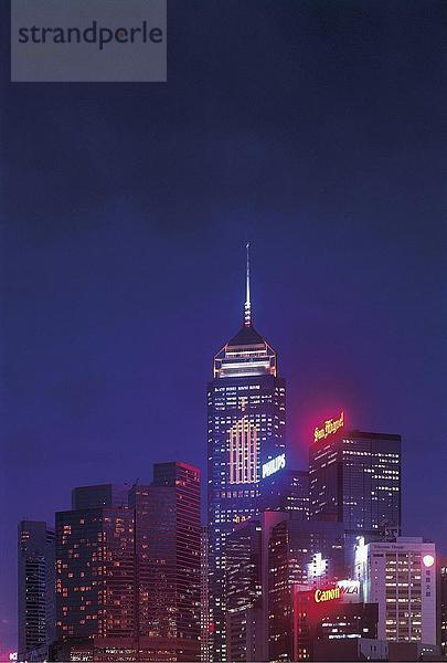 Wolkenkratzer beleuchtet nachts  Hong Kong  China  Asien