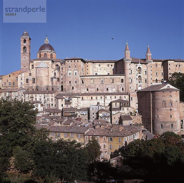 Alten Palast gegen blauen Himmel in Stadt  Palazzo Ducale  Urbino  Märsche  Italien
