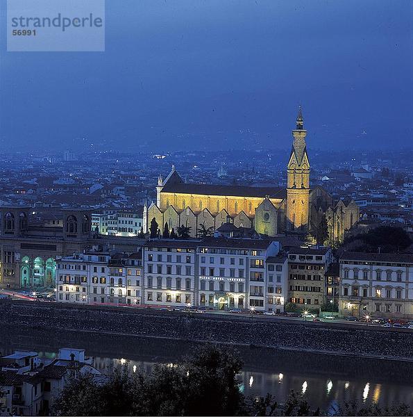 Kirche in Stadt beleuchtet nachts  Fluss Arno  Kirche Santa Croce  Florenz  Toskana  Italien