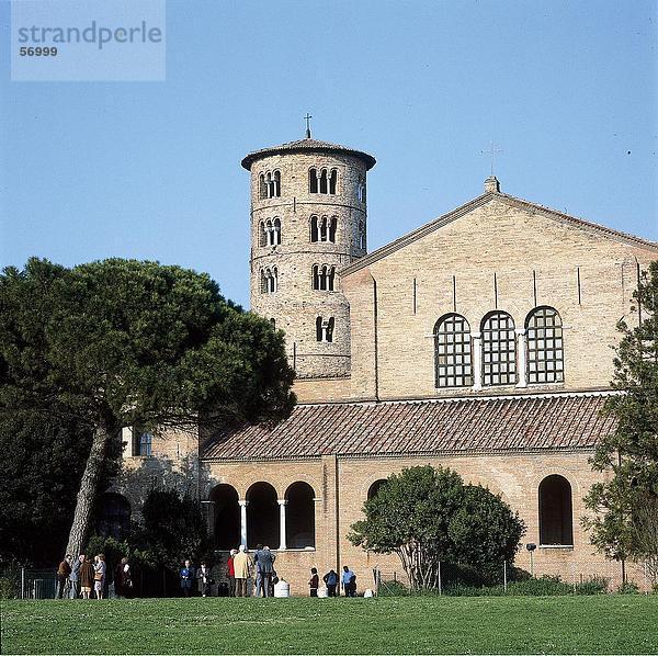 Touristen in der alten Kirche  Ravenna  Italien