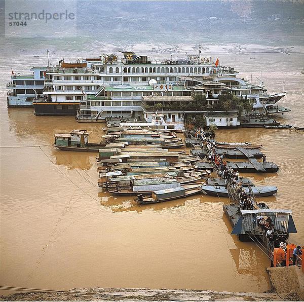 Erhöhte Ansicht auf Schiffe auf dem Fluss Jangtse  China