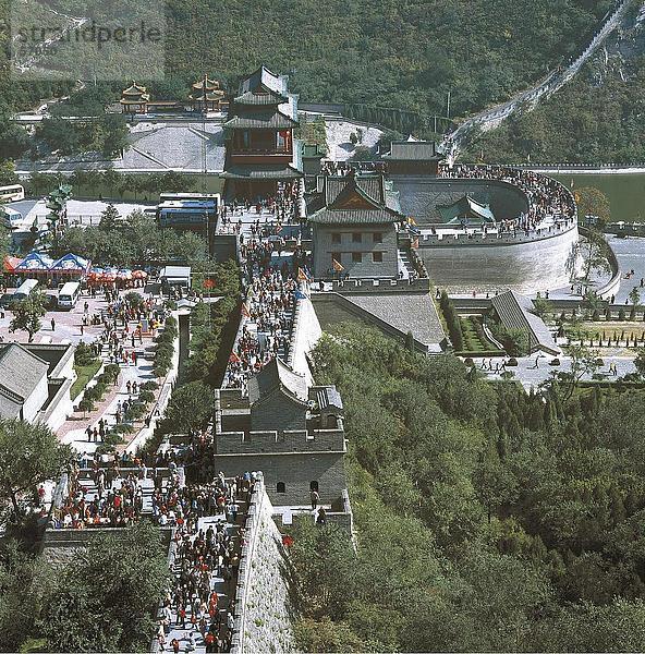 Draufsicht von Touristen auf der chinesischen Mauer  Badaling  China  Asien