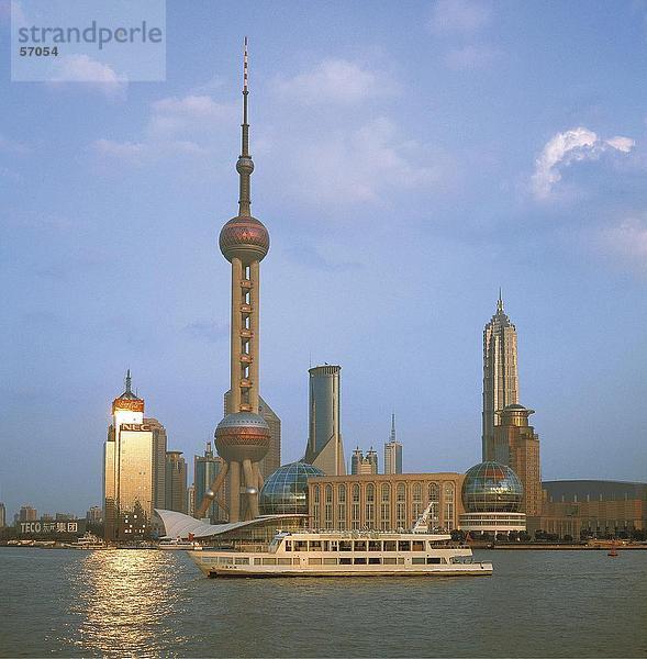Fähre vor der Skyline von Shanghai  China  Asien