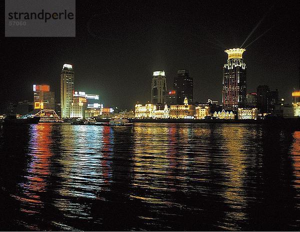 Beleuchtete Hochhäuser in der Nacht  Pudong  Shanghai  China  Asien