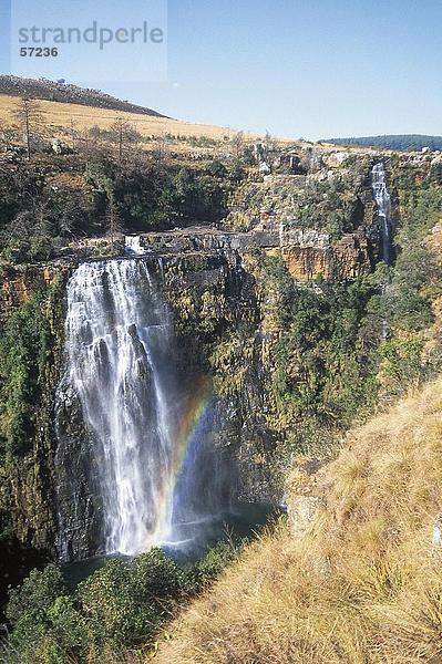 Regenbogen-Formation in der Nähe von einem Wasserfall  Lissabon Falls  Mpumalanga  Südafrika