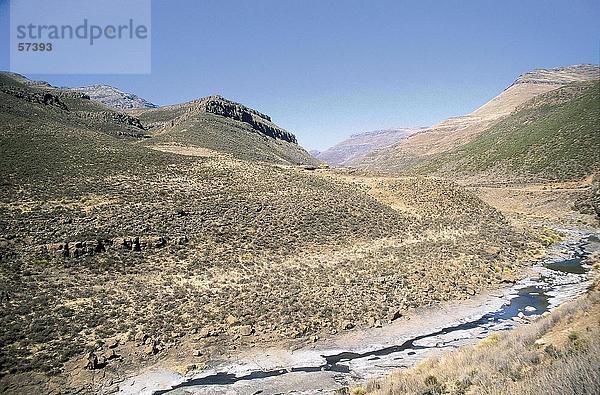 Strom  der durch eine Landschaft  Lesotho  Südafrika