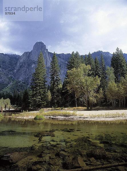 See in einer Gesamtstruktur  Yosemite-Nationalpark  Kalifornien  USA