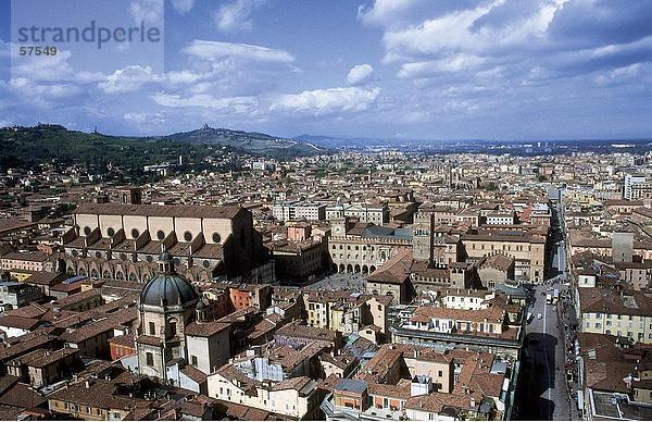 Luftbild der Stadt angesehen von Torre Asinella  Piazza Mercanzia  Bologna  Italien