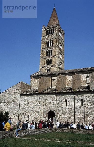 Touristen in der Nähe der Kirche  Pomposa Abby  Emilia-Romagna  Italien