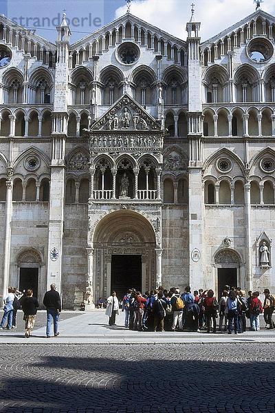 Touristen an eine Kathedrale  romanische Dom  Provinz Ferrara  Emilia-Romagna  Italien